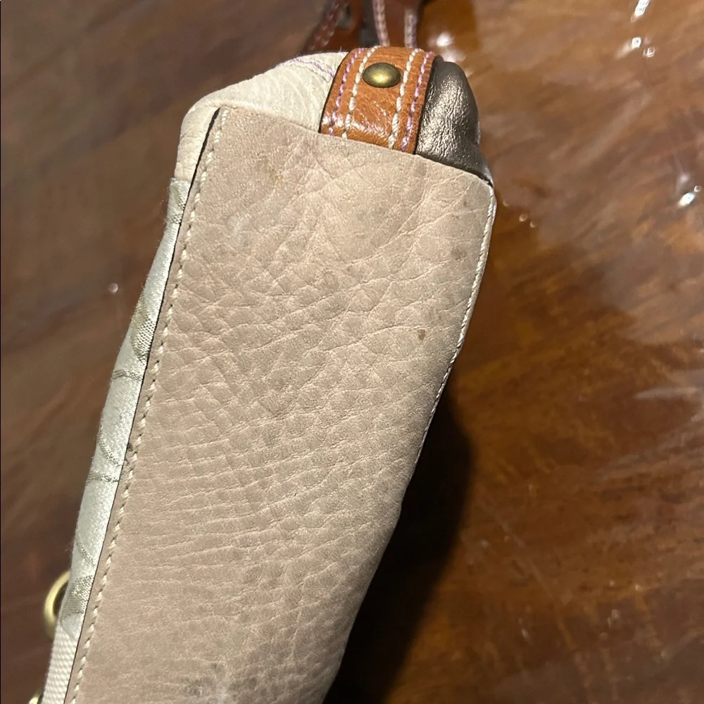 Coach Patchwork Hobo Gold and Cream
Fairly good condition clean inside - Picture 4 of 7